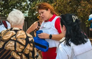 El equipo médico de MSF brinda asistencia a los pasajeros que esperan el tren en Pokrovsk