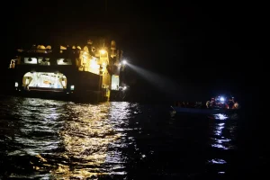 Equipo de Médicos Sin Fronteras durante un rescate de personas en el mar Mediterráneo