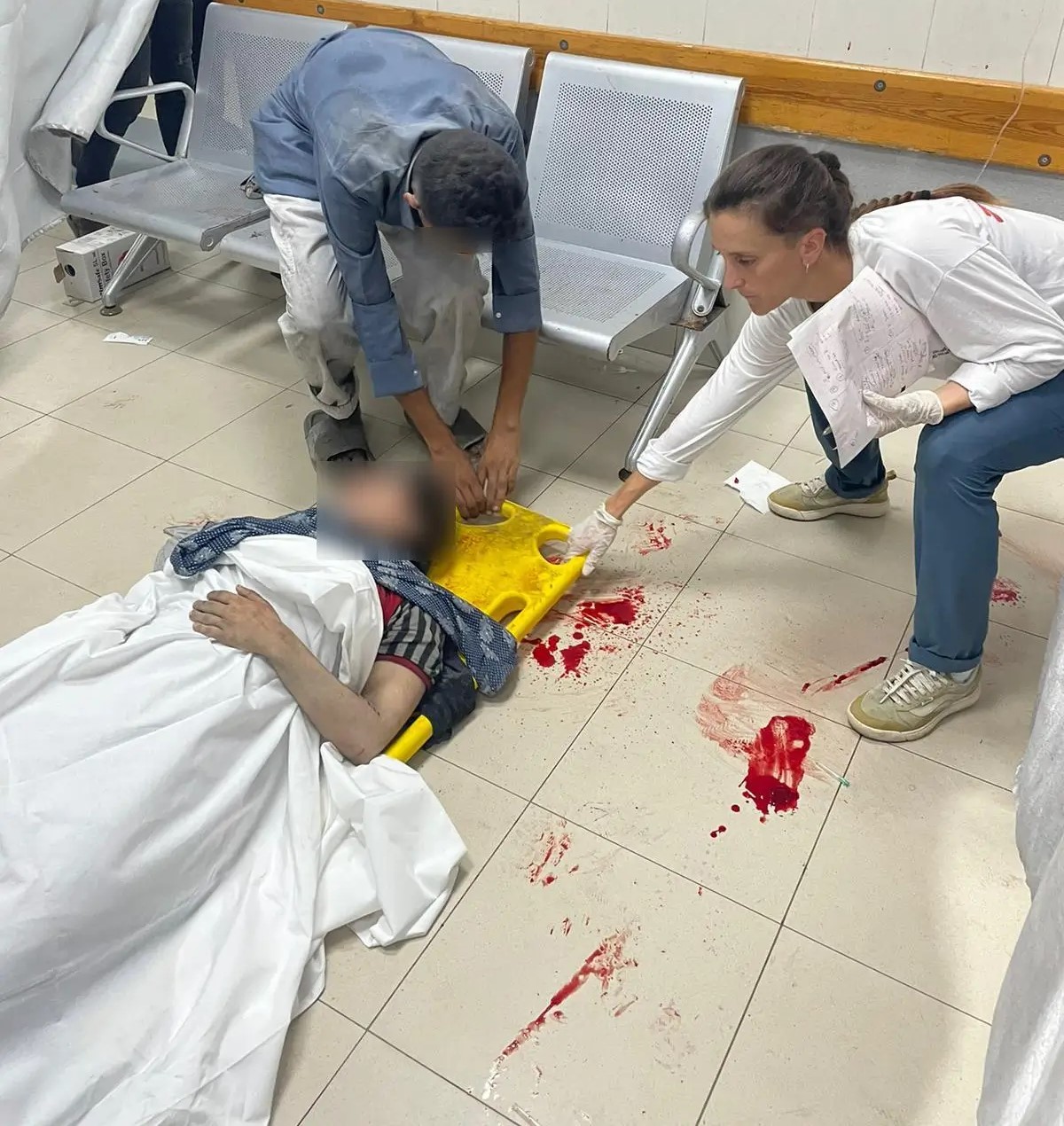 Sofía Piñeiro, de Médicos Sin Fronteras, atendiendo a un paciente en el hospital Nasser. Franja de Gaza 2024.