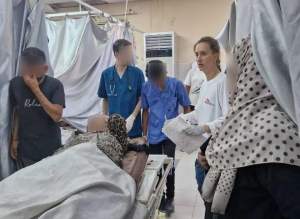 Sofía Piñeiro, coordinadora de enfermería de MSF, atendiendo a un paciente en el hospital Nasser.