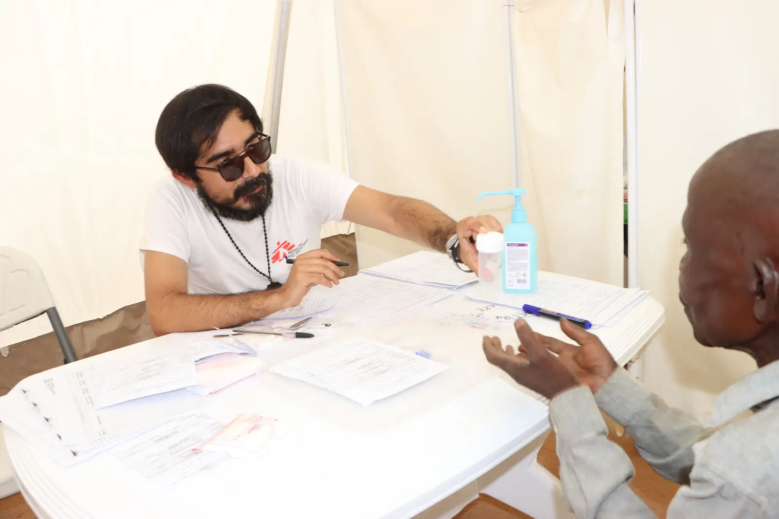 Diego Barragán durante una consulta médica en Mozambique.