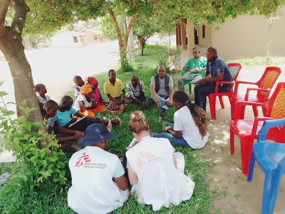 Equipo de MSF trabajando con la comunidad.