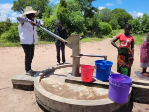 Punto de distribución de agua en Mozambique.