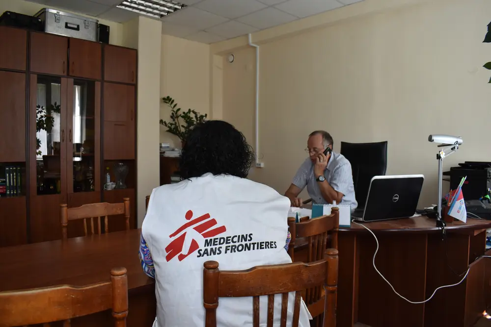 El Dr. Grigory Volchenkov, médico jefe del Centro Regional de Control de la Tuberculosis de Vladimir, y Lira Dzhaparova, directora de actividades médicas de MSF, en una reunión.