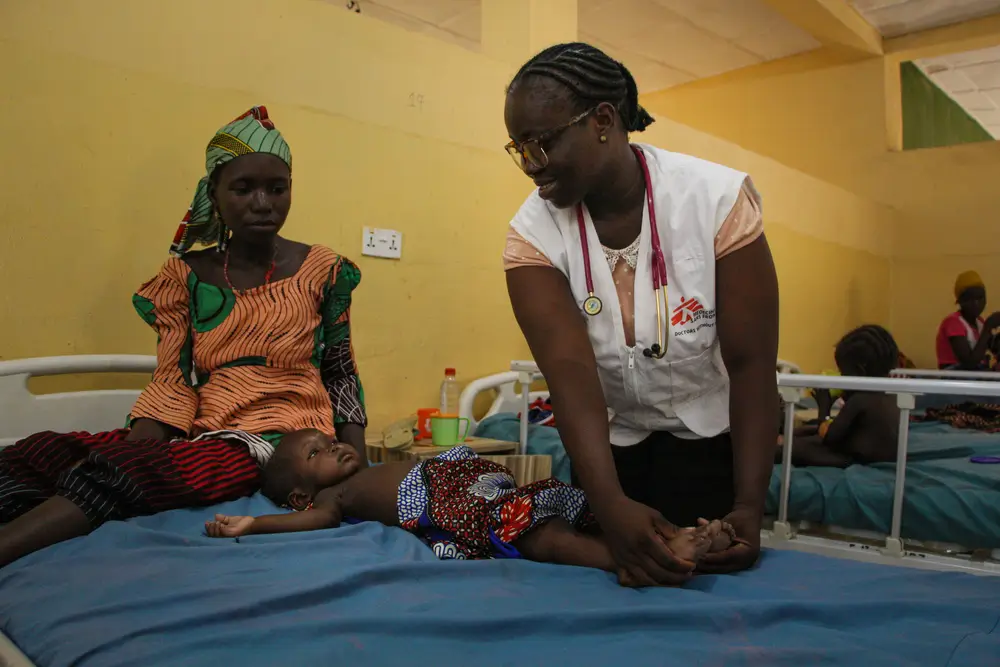 La Dra. Beauty examina al hijo de Hamida Usman, Suwaiba, en el hospital general de Shinkafi, estado de Zamfara, Nigeria