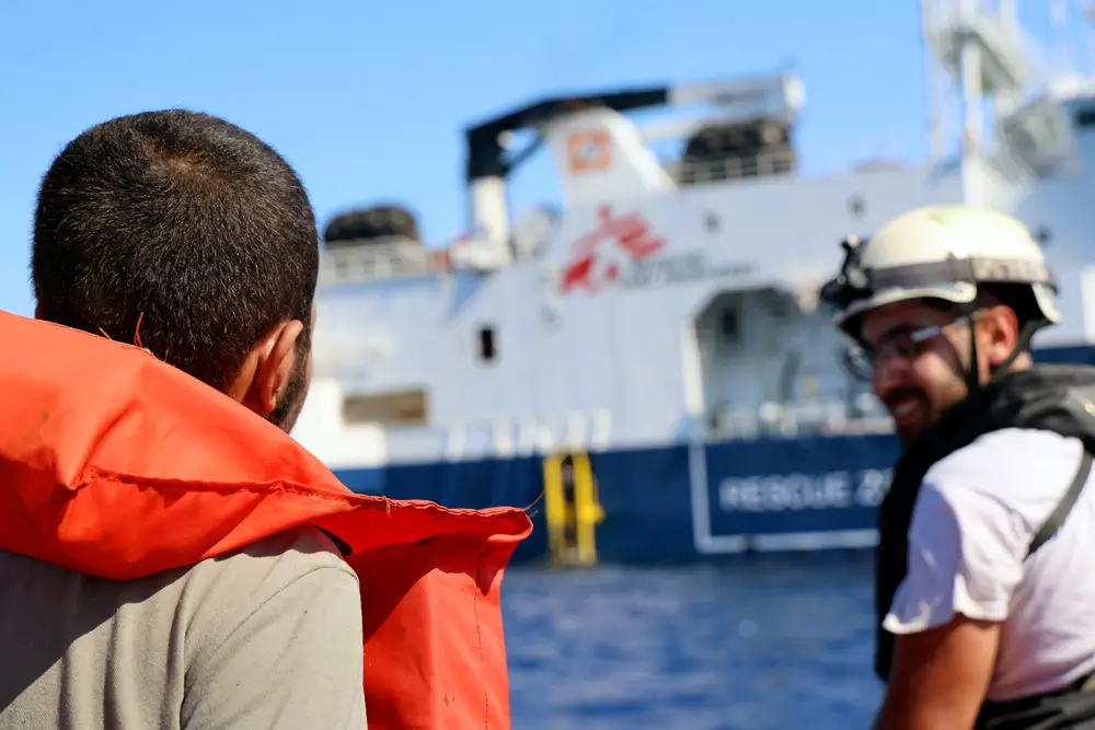 Equipo de Médicos Sin Fronteras durante un rescate en el mar mediterráneo. 130 personas fueron llevadas a salvo a bordo del Geo Barents.