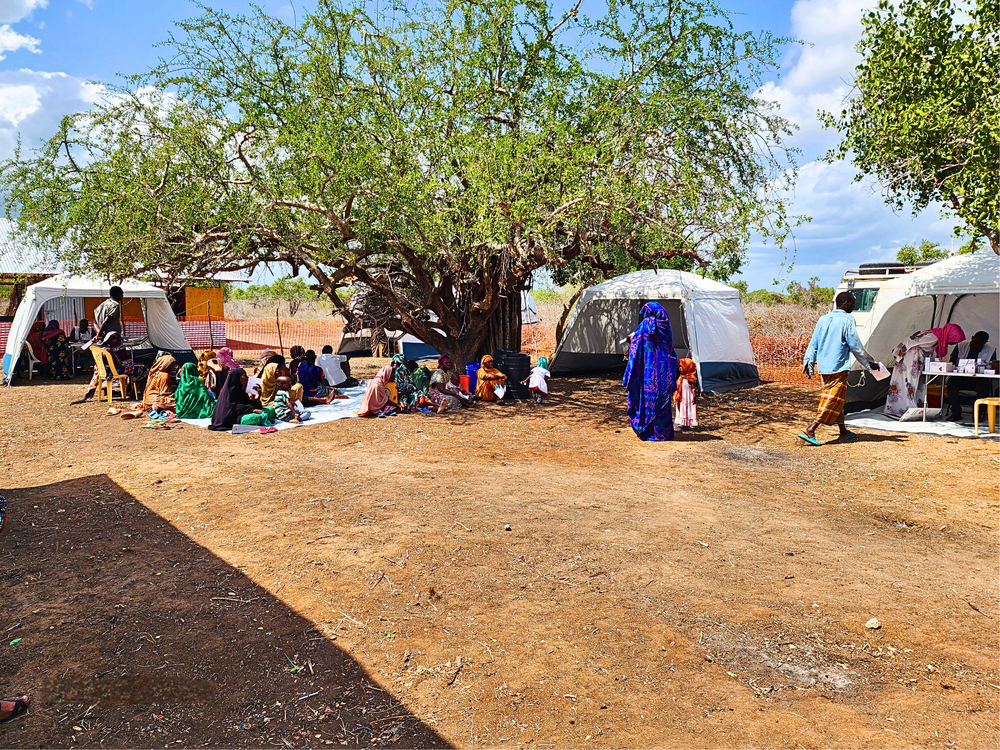 Clínica móvil en un campamento de bloqueo de carreteras en el condado de Tana River, Kenia