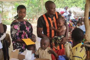 Niños y niñas esperando a recibir su vacunacontrael sarampión eb RDC.