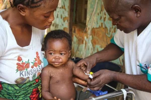 Ajiwa recibe vacuna contra el sarampión en la sala de aislamiento del hospital general de referencia de Kampene, en el este de RDC.