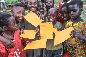 Niños muestran sus certificados de vacunación tras recibir la vacuna contra el sarampión. © MSF