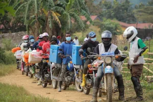 Uno de nuestros equipos móviles se prepara para viajar en moto a un centro de vacunación en Kampene, provincia de Maniema, en el este de RDC.