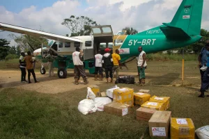 Cajas de vacunas y suministros son descargadas por el equipo de MSF de un avión en Kama, en el este de RDC