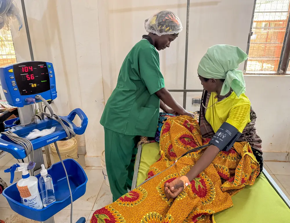 Niyomwugere Jeanine, partera, reconoce a una madre después del parto en la maternidad de Nduta. © Godfrida Jola/MSF