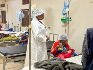 Personal médico durante una ronda en la sala de neonatología en el centro de salud de Nduta. Kibondo, Tanzania.