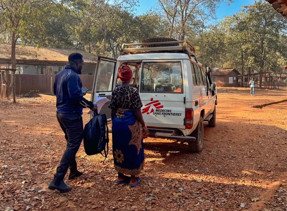 Ambulancia de MSF en espera para la derivación del campo de Nduta al hospital del distrito de Kibondo.