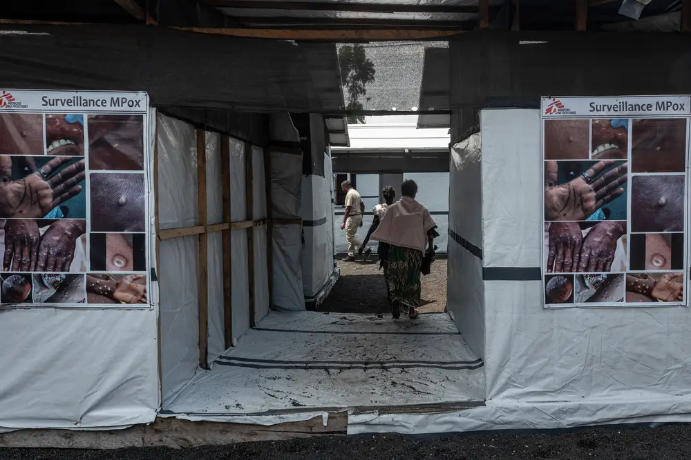 Vista del interior de la clínica móvil de Médicos Sin Fronteras en el campo de personas desplazadas de Buhimba, en las afueras de Goma.