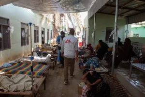 Personal deMédicos SIn Fronteras camina por una carpa que brinda servicios de Centro de Atención del Cólera que se inundó una noche anterior.