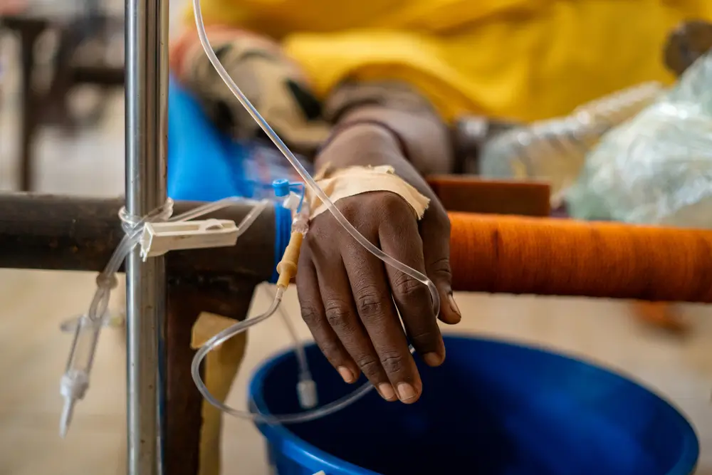 Paciente en el centro de tratamiento del cólera de MSF, ubicado en Kassala. Se inundó tras las fuertes lluvias de la noche anterior.