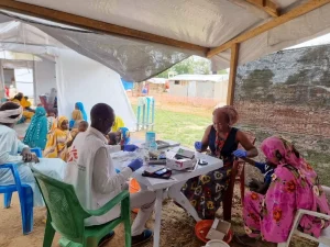 El equipo de MSF realiza pruebas rápidas de detección de la malaria a la población afectada por las inundaciones en Chad.