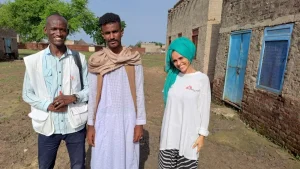 Aldokhri Idris Abdallah junto a Ahmed Abdalla y Angela Giacomazzi, de MSF, cuando Aldokhri fue dado de alta del centro de tratamiento del cólera.