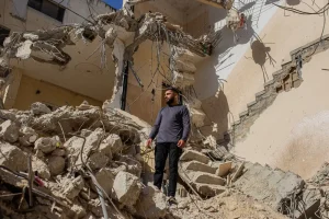 Omar se encuentra entre los escombros de su casa luego de que las fuerzas israelíes la demolieran en el campo de refugiados de Jenin.