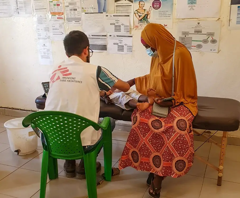 El doctor Diego Barragán durante una consulta a una mujer en Mozambique