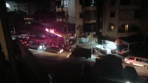 Vista de personas huyendo después de una noche de agresivos bombardeos israelíes en áreas densamente pobladas al sur de Beirut.