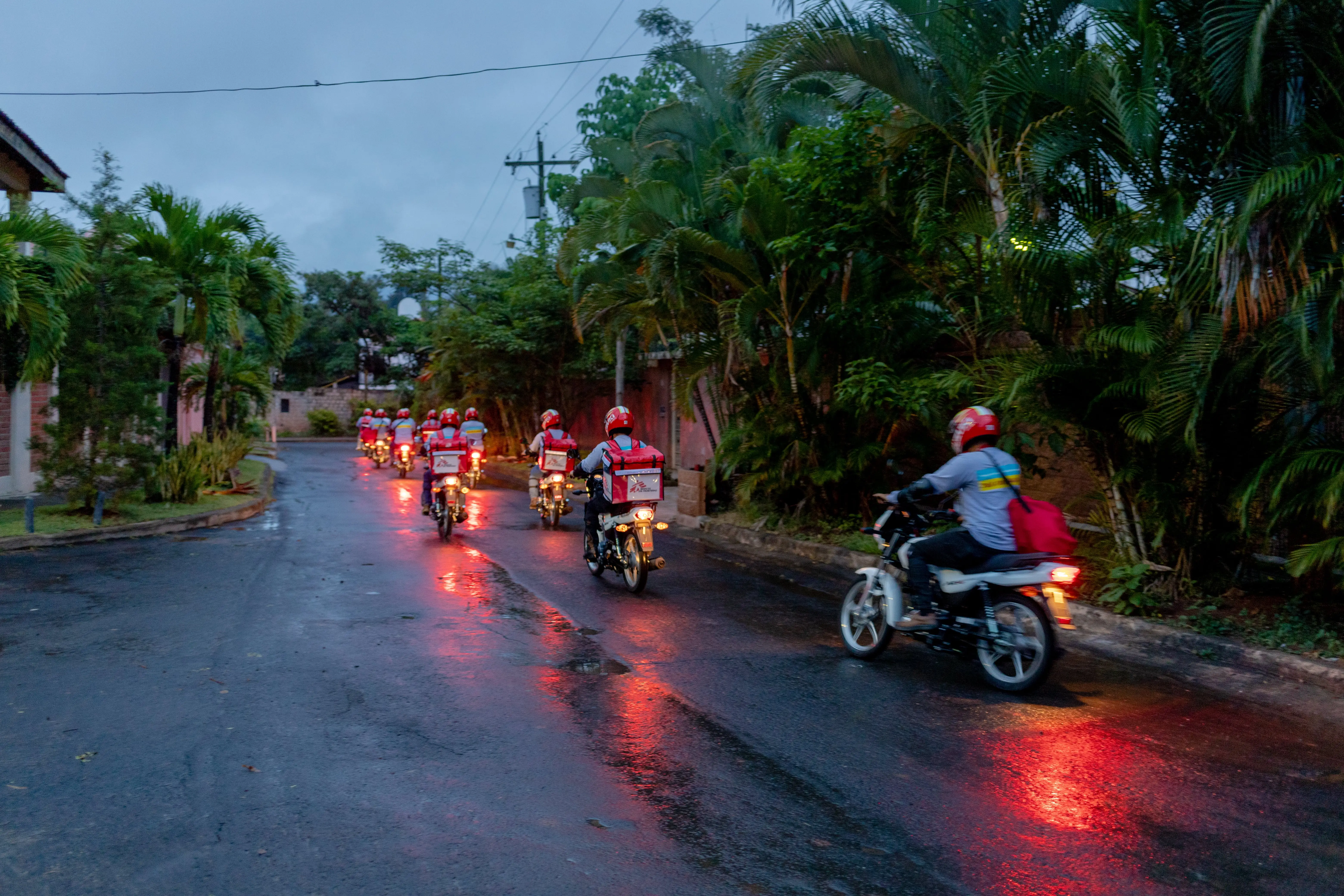 Motoristas de Médicos Sin Fronteras salen hacia los puntos clave para la liberación de mosquitos con Wolbachia.