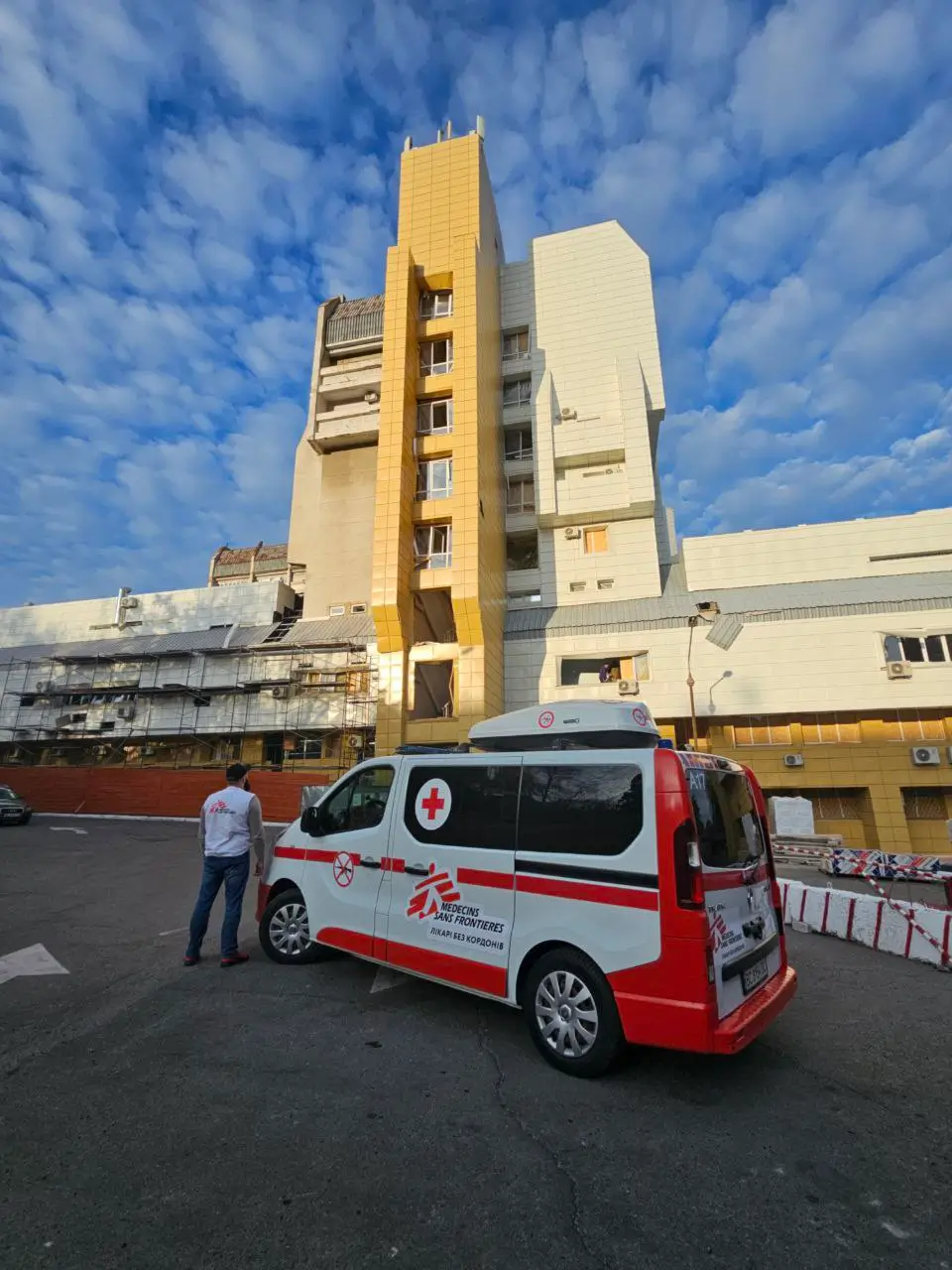 Una ambulancia de Médicos Sin Fronteras estacionada frente al Hospital Mechnikov de Dnipró, Ucrania.