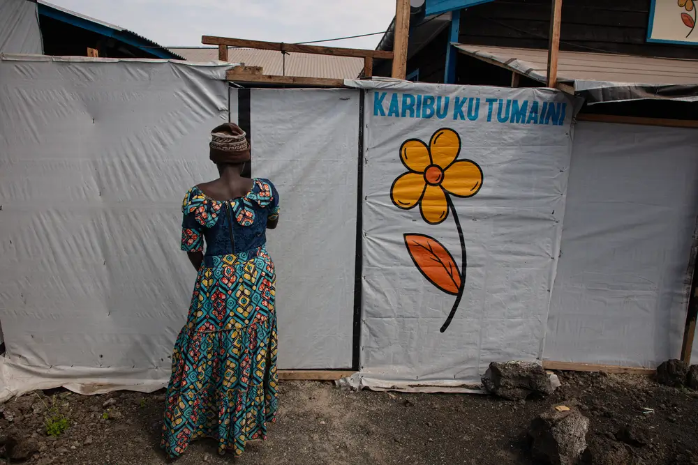 Una mujer frente a los campos de Bulengo y Lushagala. República Democrática del Congo, agosto de 2023. MSF donde atiende a sobrevivientes de violencia sexual en el campo de personas desplazadas de Bulengo, Kivu Norte,