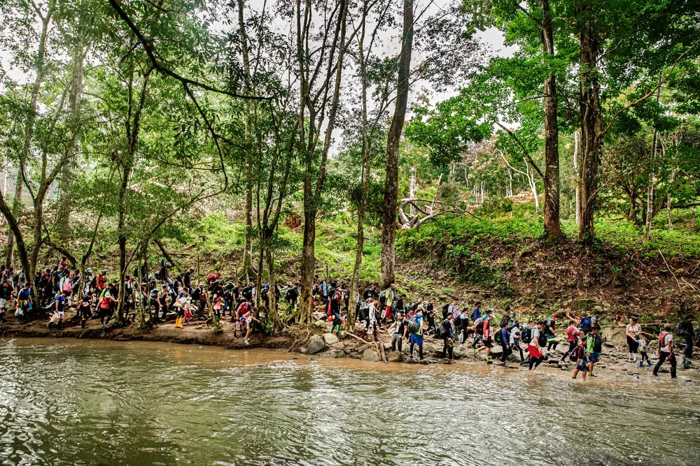 2023: personas migrantes atravesando la selva del Darién. MSF les brindaba atención en Panamá.