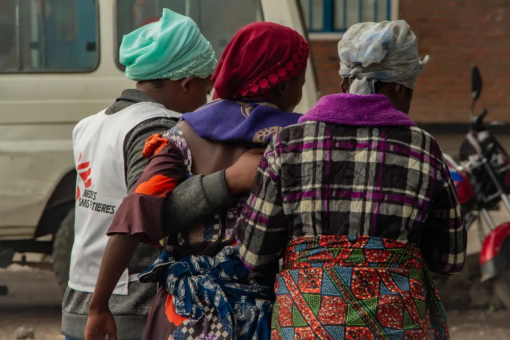 Mujeres camino a la clínica de atención a sobrevivientes de violencia sexual de MSF en República Democrática del Congo.