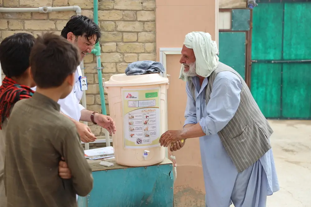 Faqeer Khan,residente de Chaman durante el lavado de manos