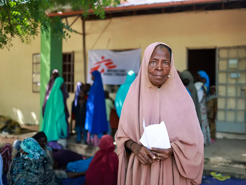 Zulai Mohammed, una mujer desplazada, en la clínica móvil de MSF en el campo de personas desplazadas de Yerwa, Maiduguri, Nigeria