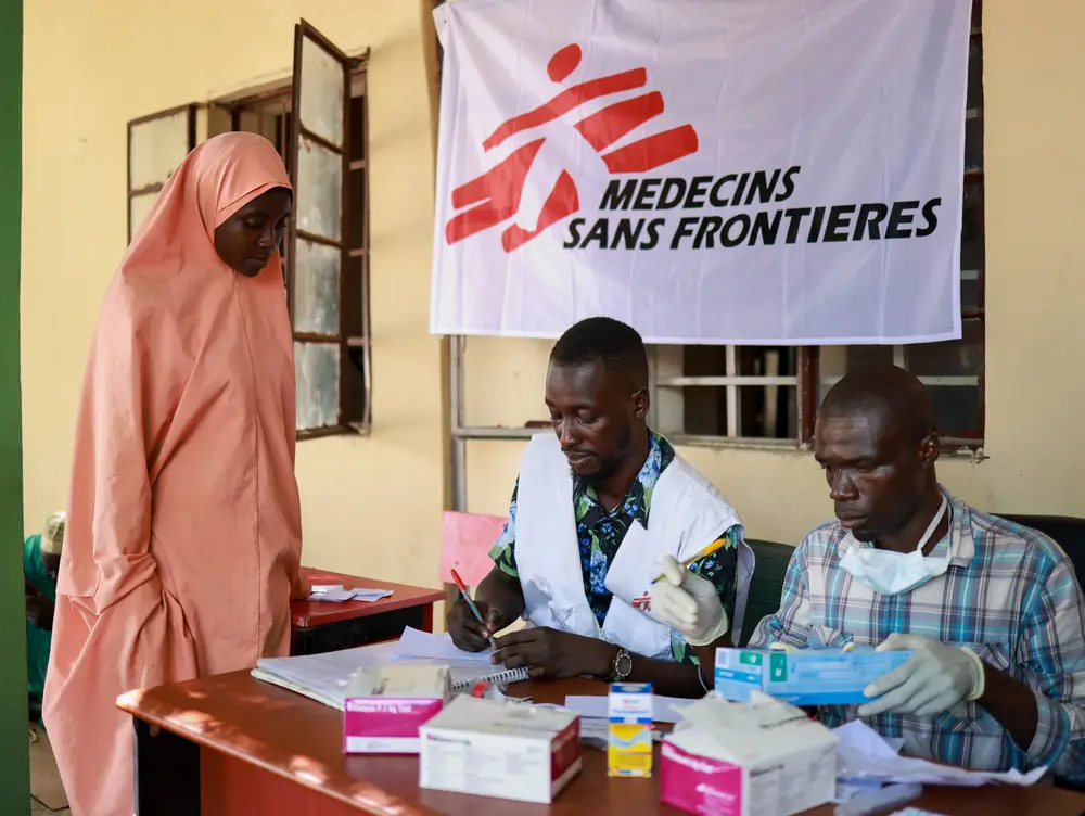 Zainab Mohammed, durante una consulta médica en la clínica móvil de MSF en el campo para personas desplazadas Yerwa. 