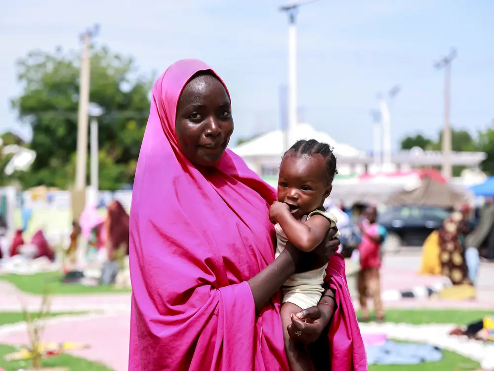 Fátima sostiene a su hermanita en el campo de Tashan Bama en Maiduguri, en el estado de Borno, en el noreste de Nigeria.