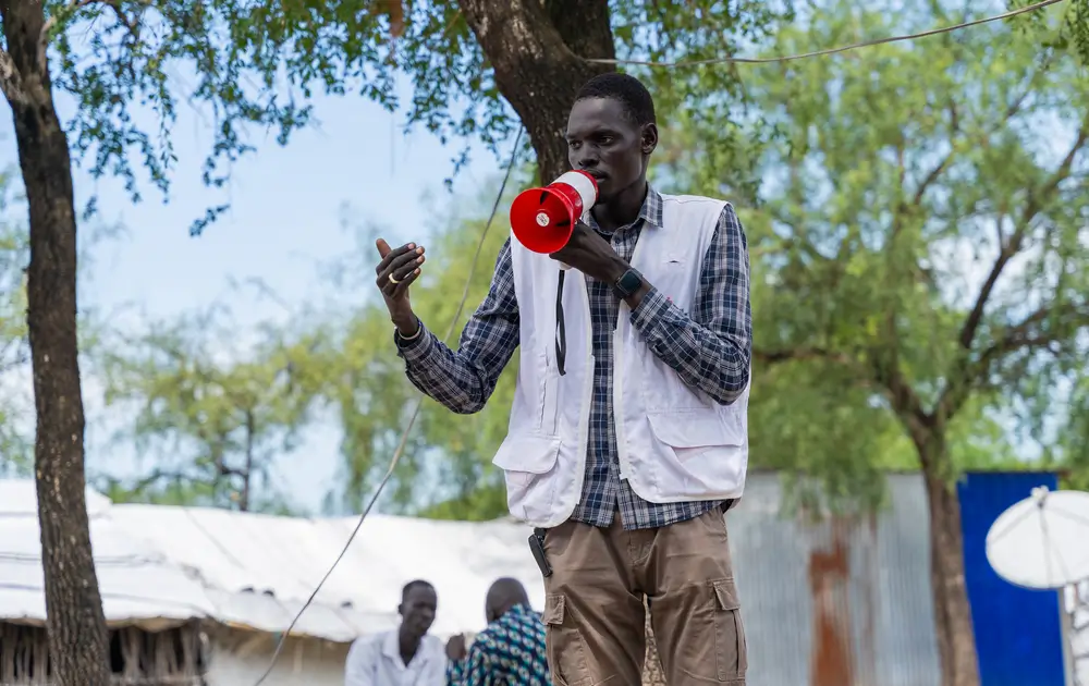 Día mundial de la salud mental: El promotor de salud de MSF, Patrick Mayen, en Lankien, Sudán del Sur, involucra activamente a la comunidad a través de actividades de divulgación centradas en la salud mental.