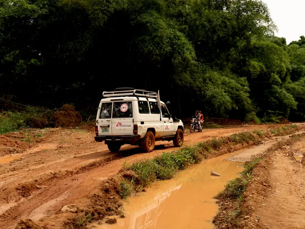 Uno de los obstáculos para acercarse a comunidades remotas en Nigeria: la falta de caminos.