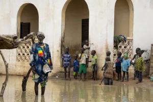 Un hombre afectado por las inundaciones en Mali busca refugio enun edificio abandonado.