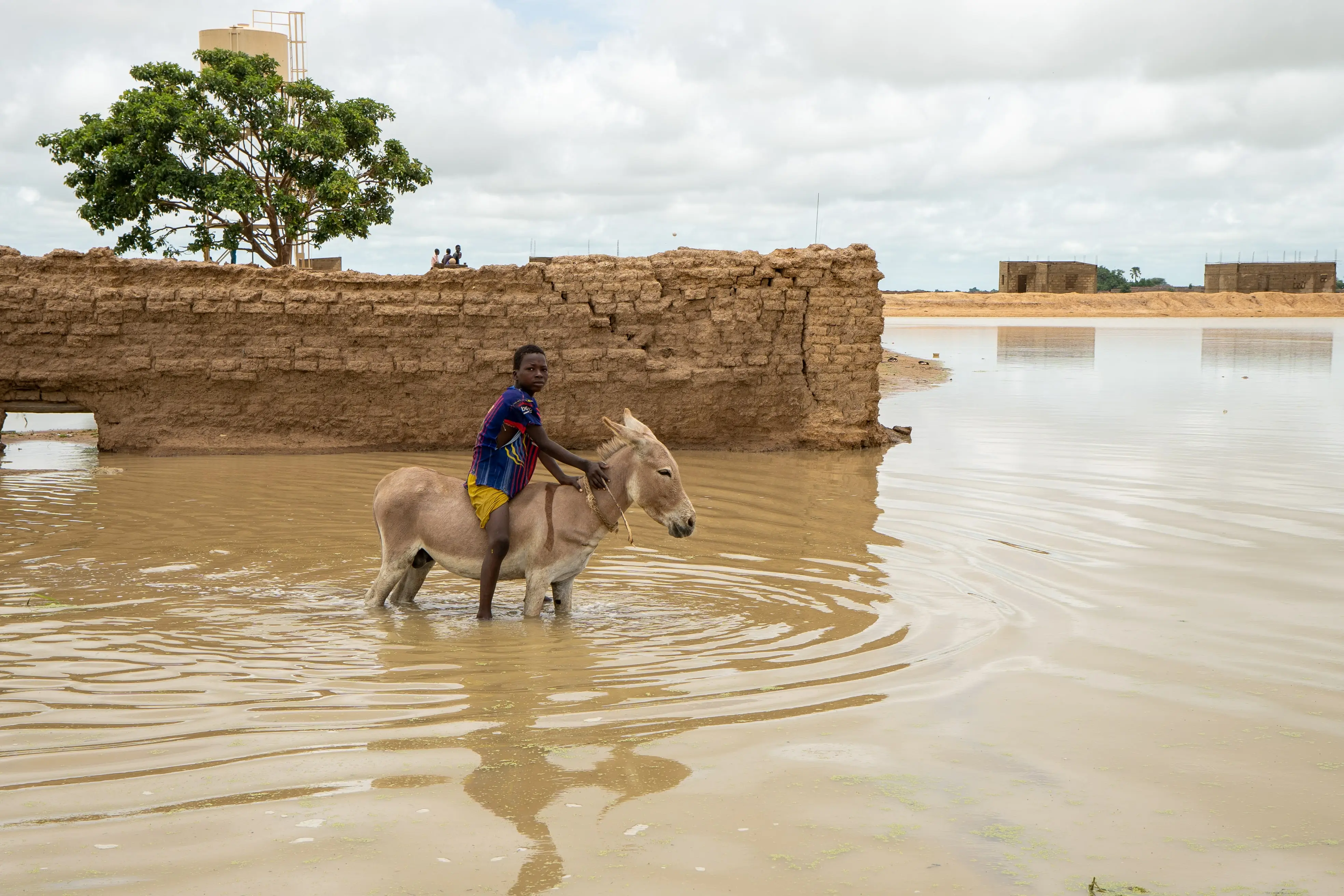 Residentes afectados por las inundaciones en Mali viajan en burro