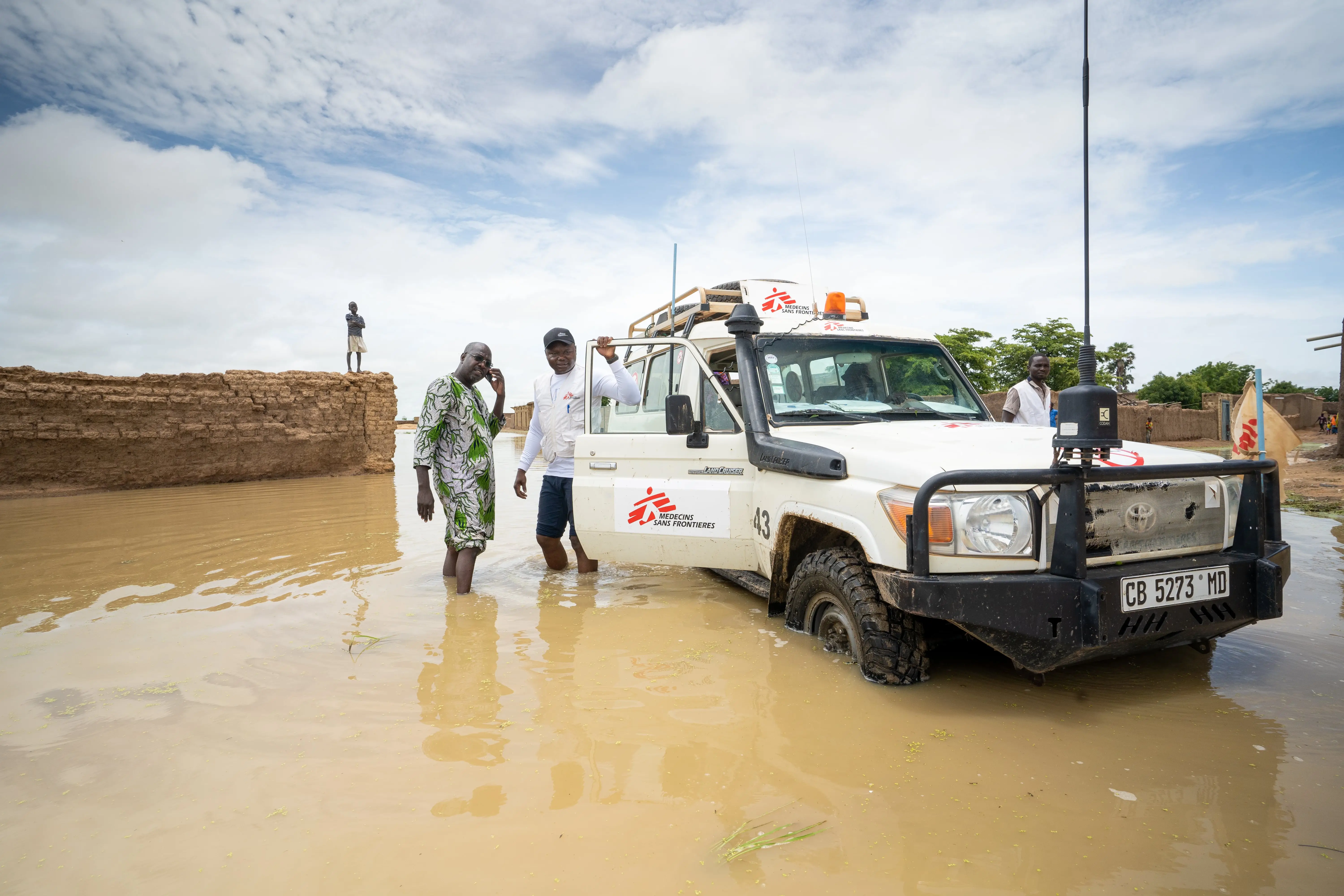 Vista de las inundaciones en Mali. Un auto de MSF quedó atrapado.