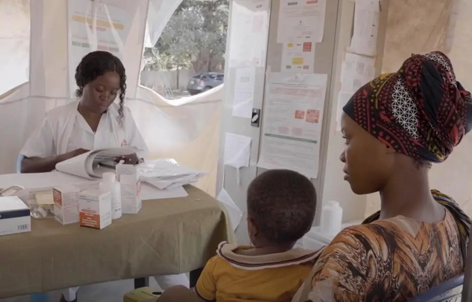 La Dra. Filomena Januário, durante una consulta con una paciente que presenta síntomas del VIH en Cabo Delgado, Mozambique.