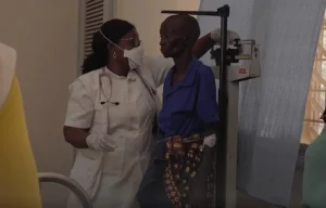 La Dra. Filomena Januário, durante una consulta con una paciente en Cabo Delgado, Mozambique.