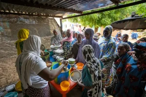 Mujeres embarazadas y sus acompañantes residentes en la Aldea de mamás, de Ténenkou durante las comidas. La mayoría vive lejos del hospital y regularmente en zonas donde reina la violencia en Mali.