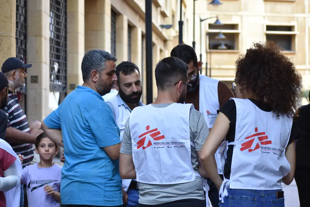 Personal de las clínicas móviles distribuyen artículos de primera necesidad a las personas desplazadas en Beirut.