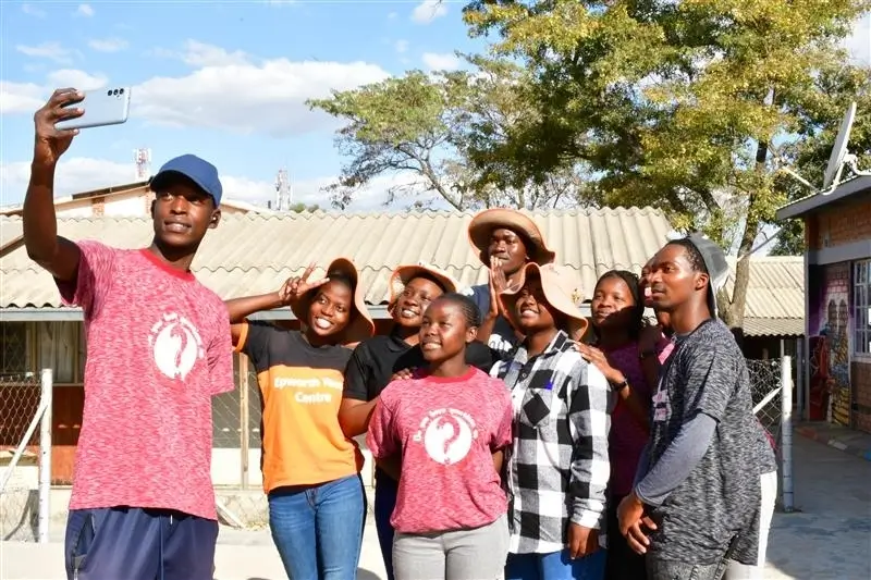 Jóvenes disfrutan de actividades recreativas y construyen amistades en el Centro Juvenil Epworth, Harare, Zimbabue.