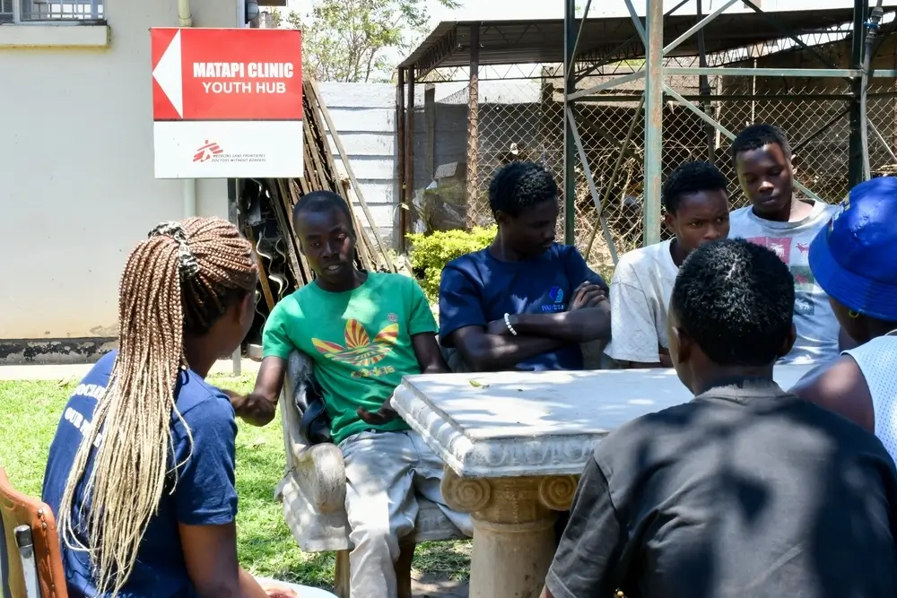 Una enfermera de MSF (primera a la izquierda) facilita una sesión a un grupo de apoyo entre pares en Matapi Youth Hub en Mbare.