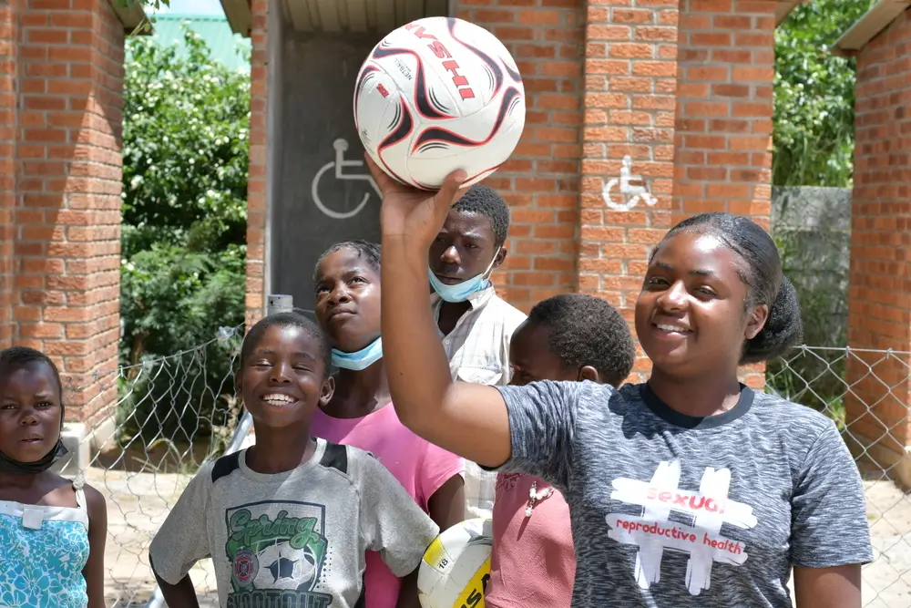 Jóvenes jugando a la pelota en el Centro Juvenil en Hararé, Zimbabue.