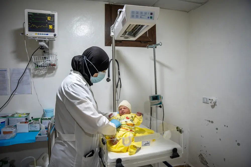 Eman, enfermera de MSF en el hospital de maternidad de Marée, revisa a un recién nacido en la unidad neonatal del hospital.