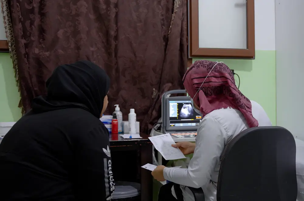 Una ginecóloga obstetra del Hospital de Maternidad y Pediatría Jandaris, durante una consulta de control prenatal para garantizar un embarazo saludable y seguro.